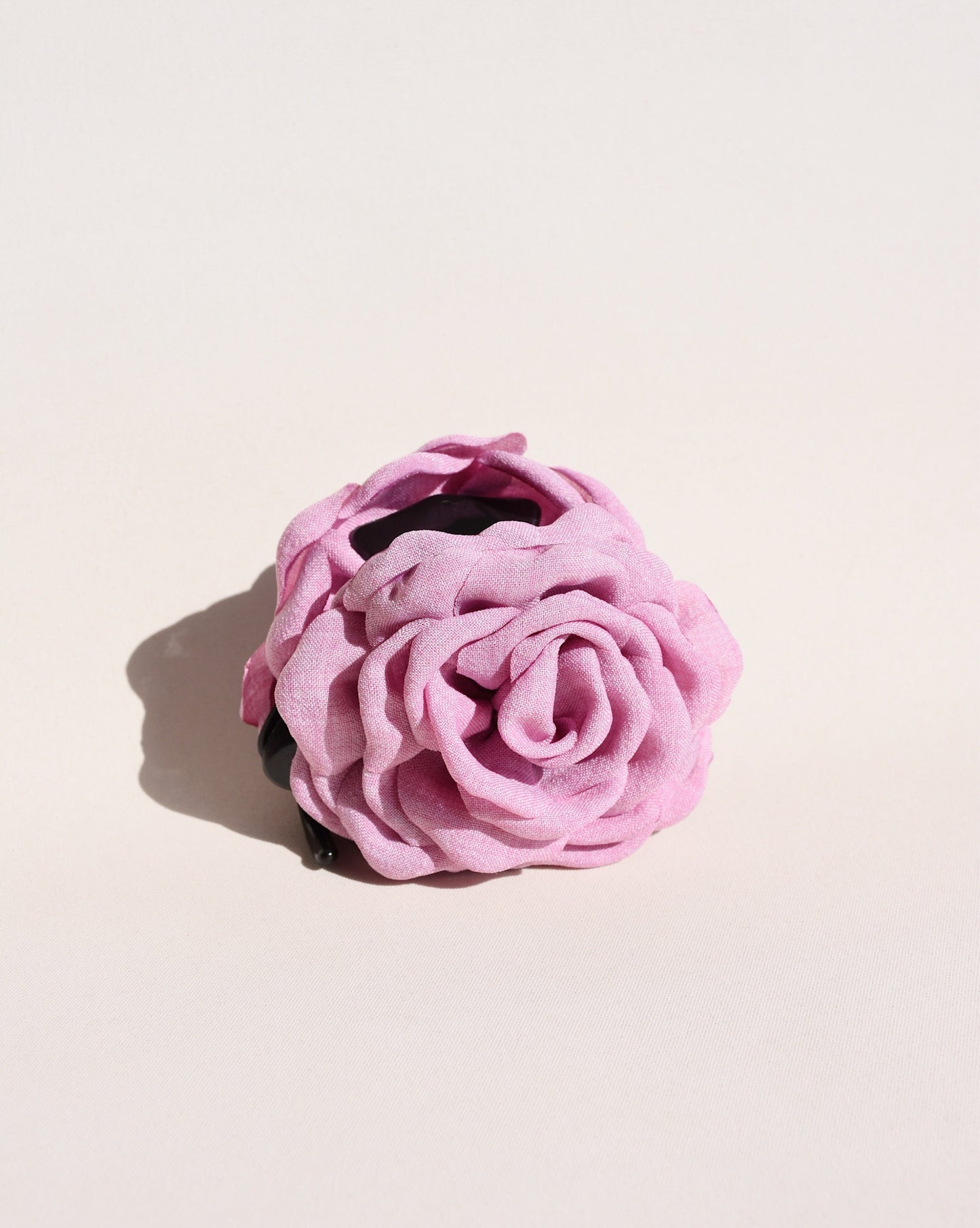 Pince à griffes de fleur de camélia dans les tons roses