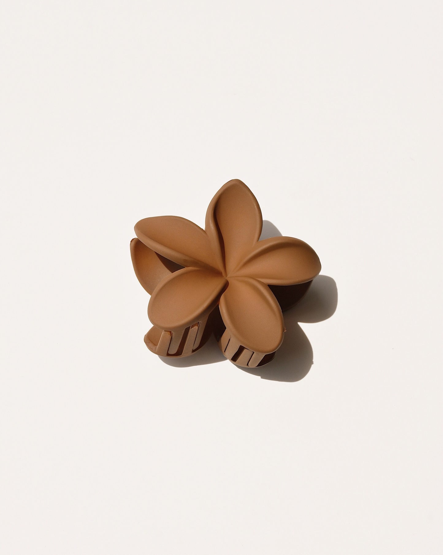 Clip de griffe de fleur de Plumeria dans des couleurs neutres