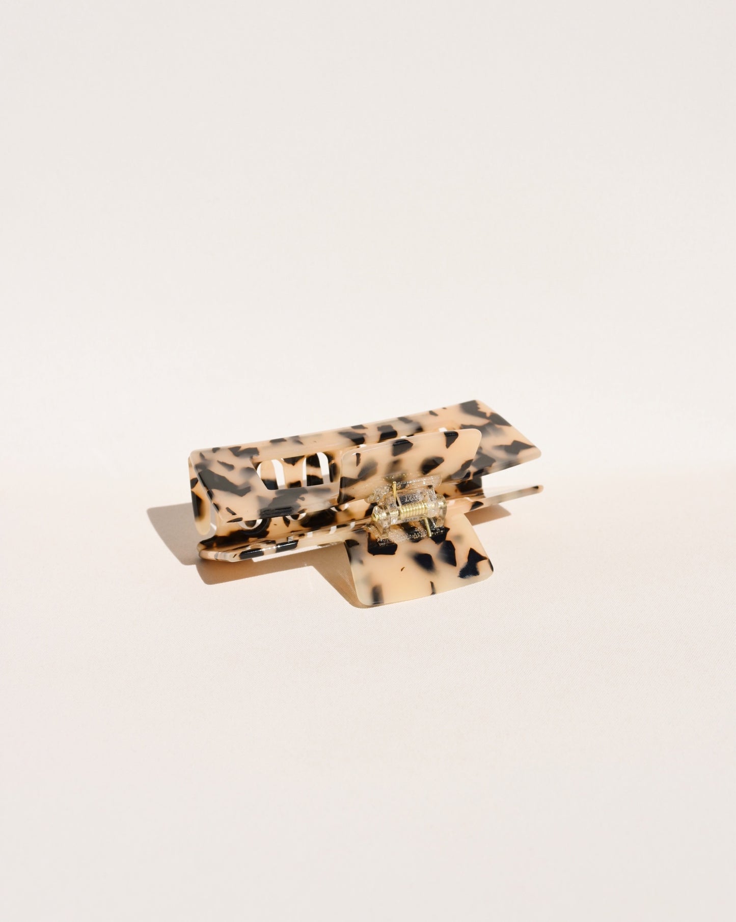 Large Hair Claw No. 1 in Light Tortoiseshell