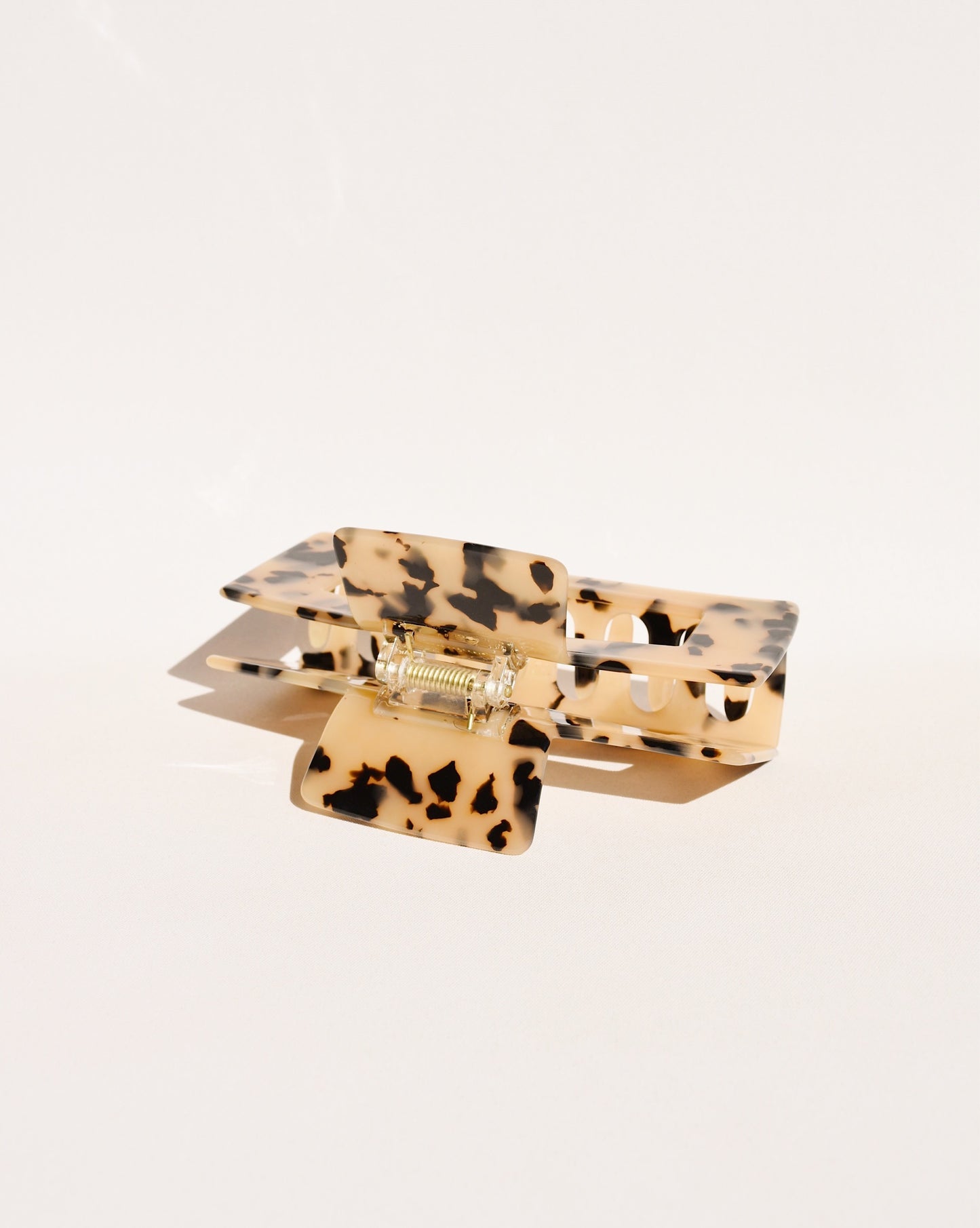 XL Hair Claw No. 1 in Light Tortoiseshell