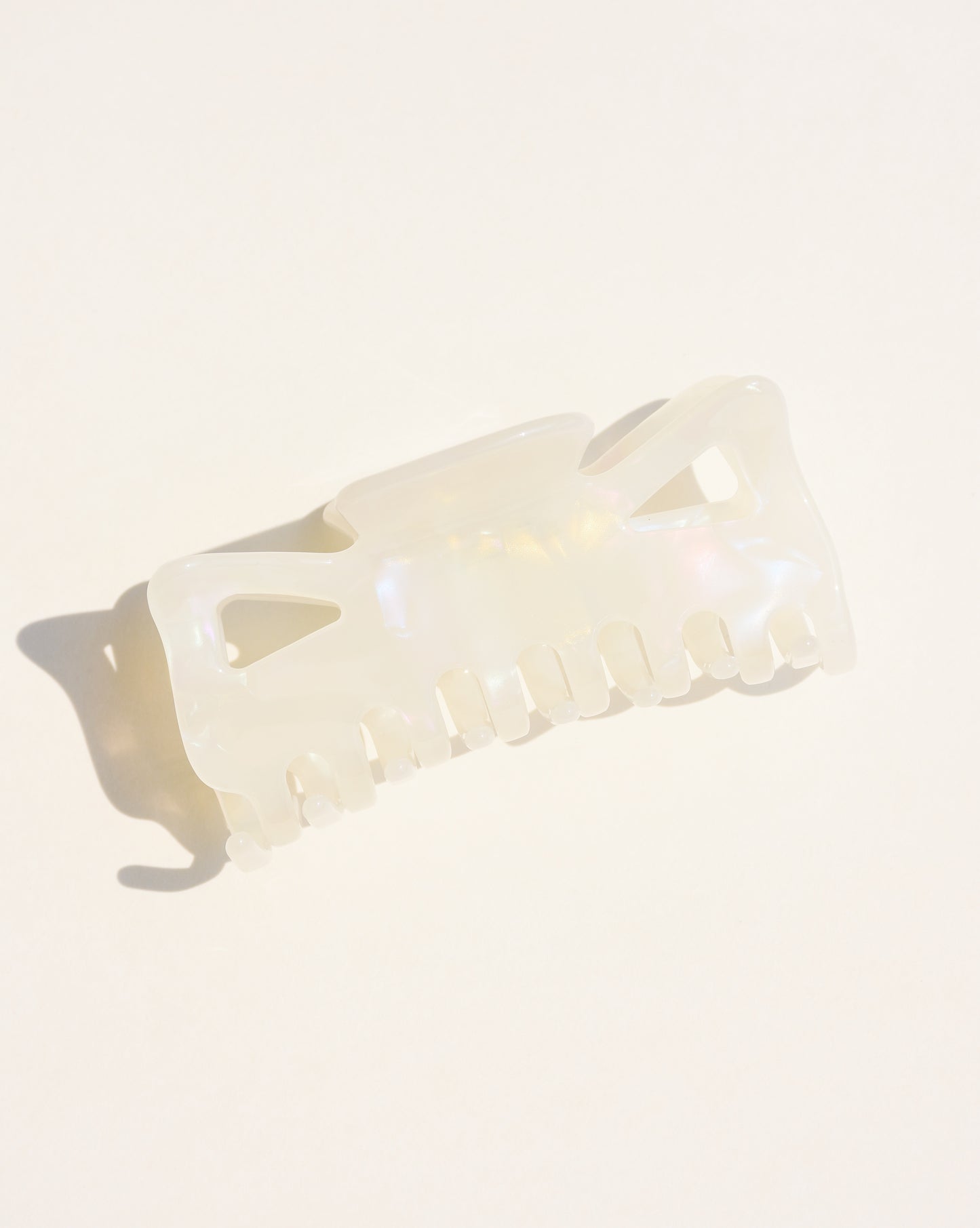 Pinza clásica de garra en blanco iridiscente