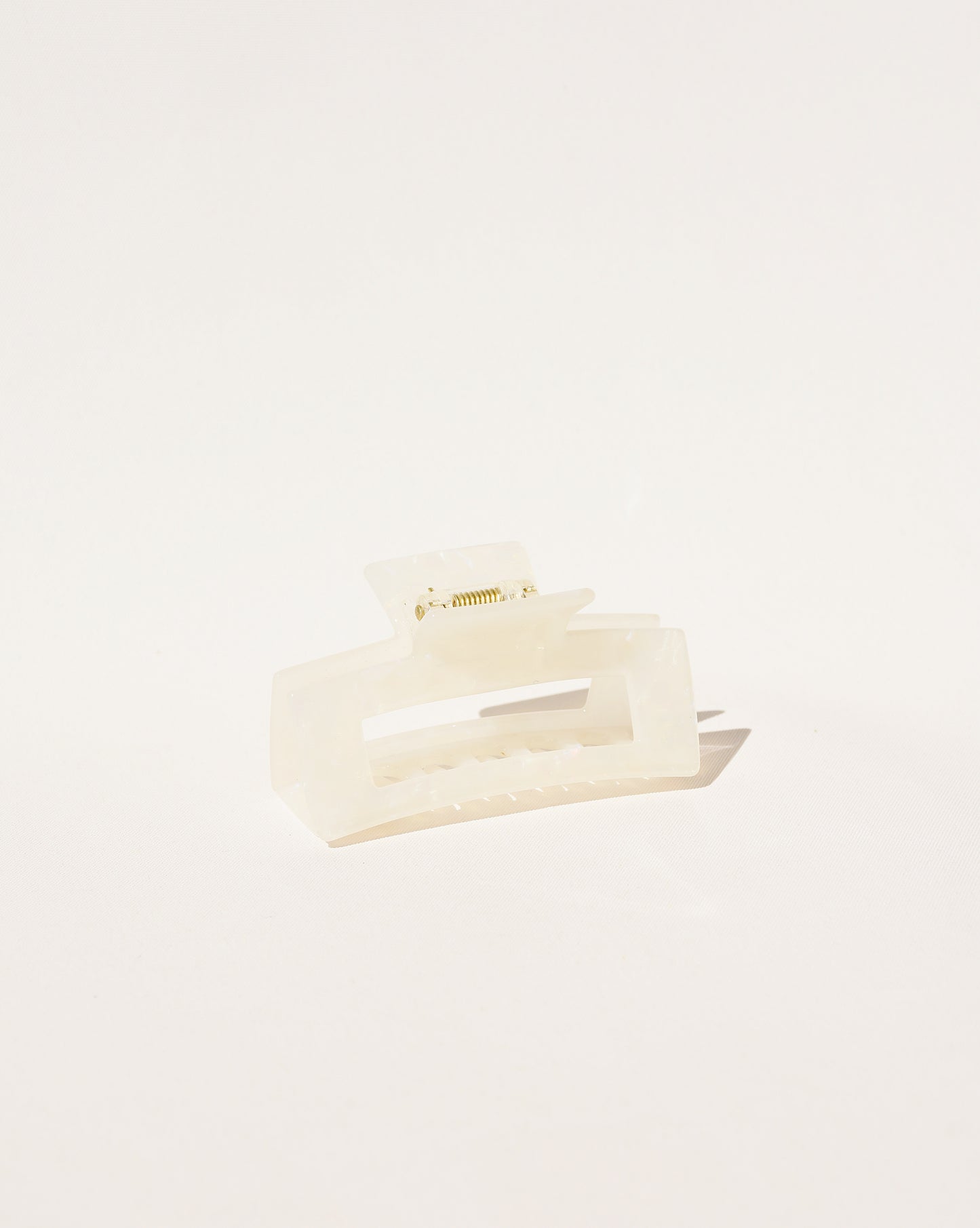 Medium Hair Claw No. 1 in Iridescent White