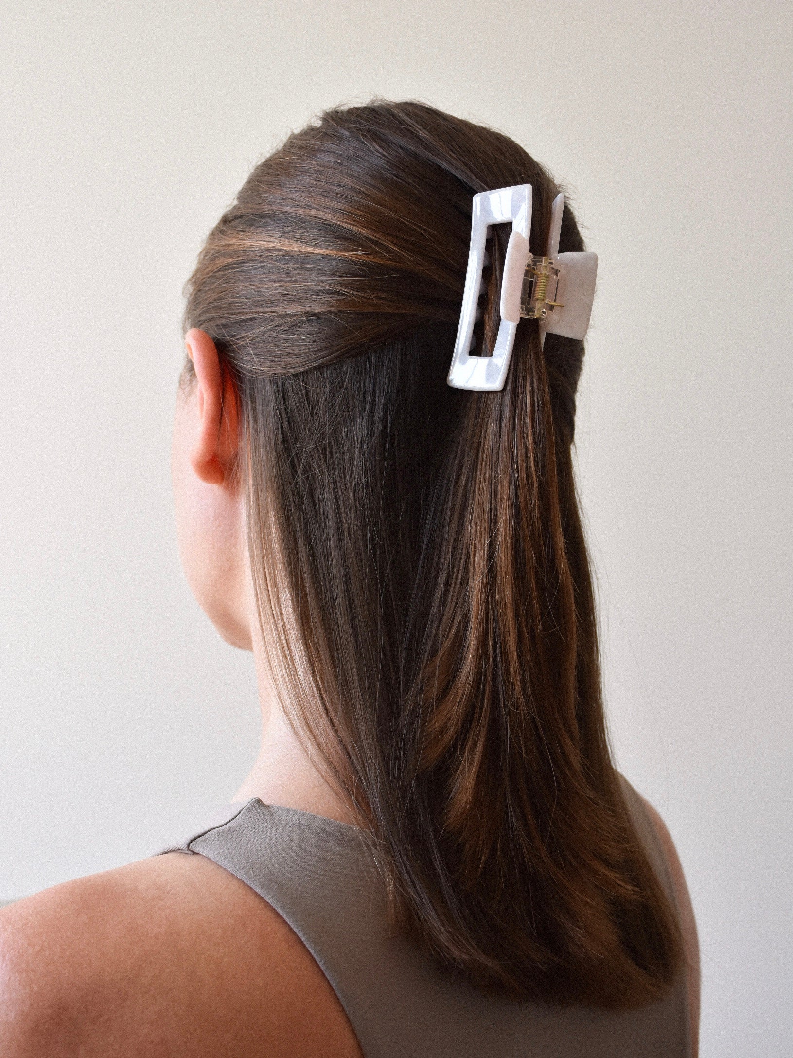 Medium Hair Claw No. 1 in Pearl White