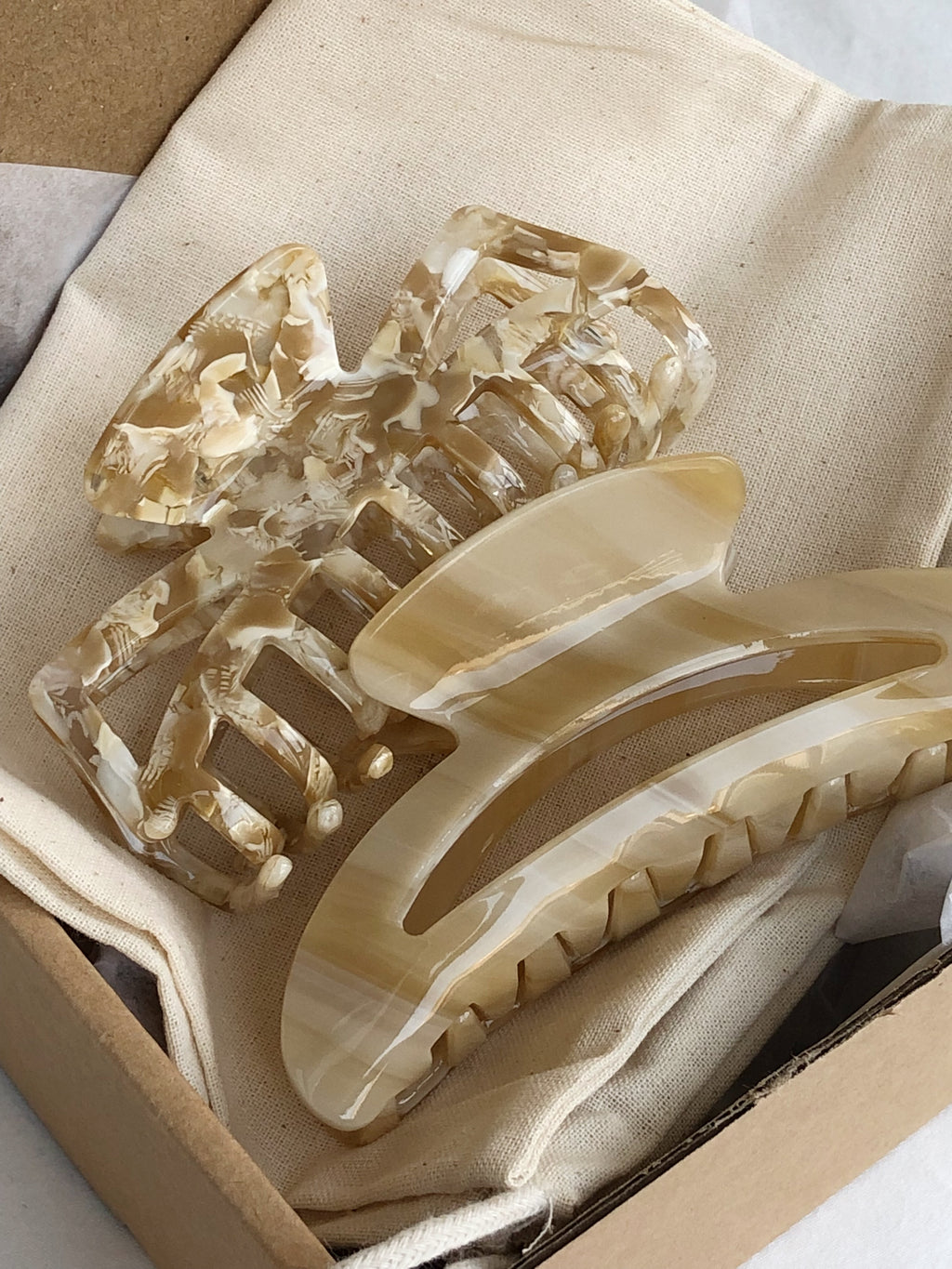 Classic Claw Clip in Marble Beige