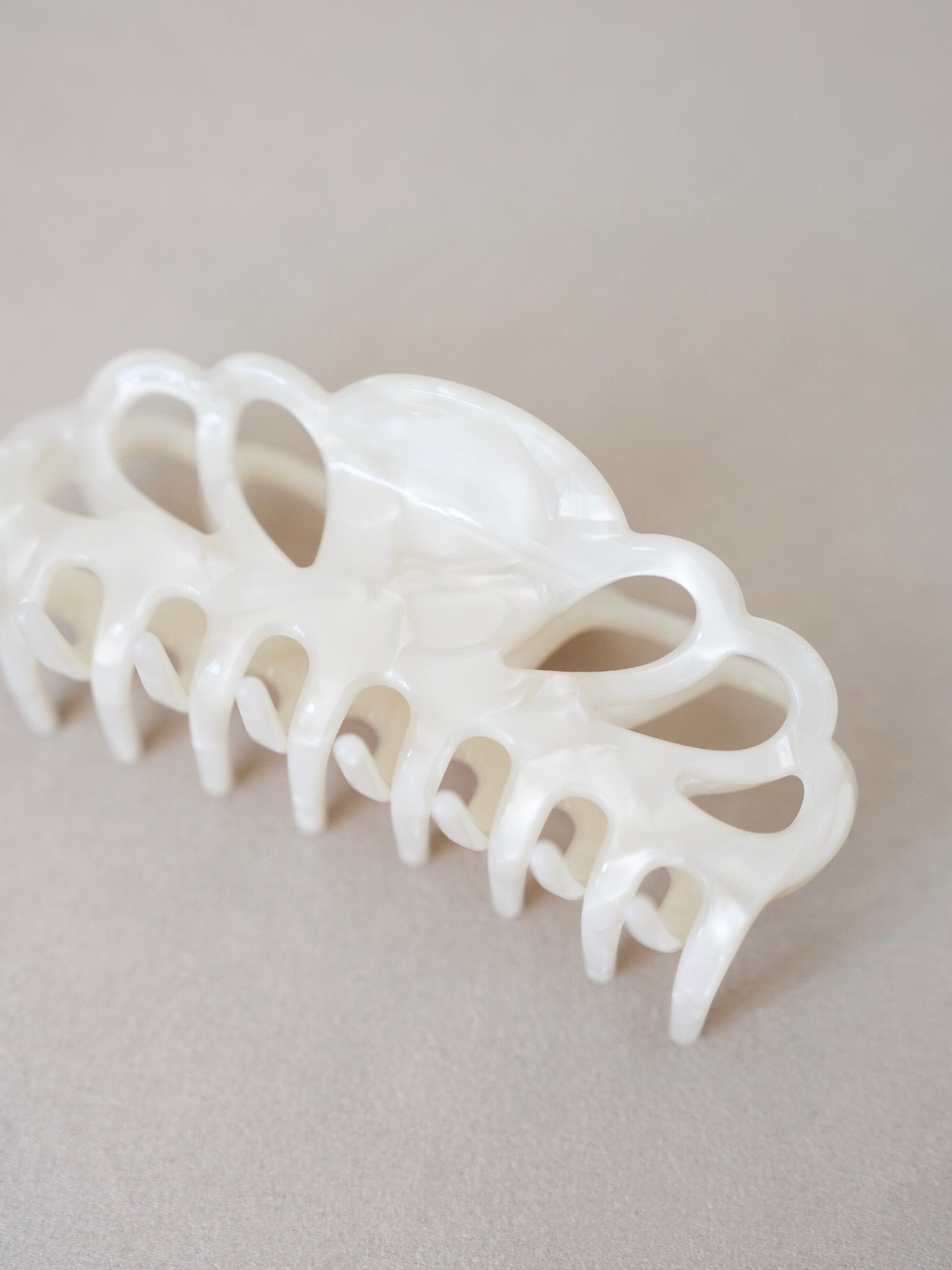 No. 3 Hair Claw Clip · Pearl White