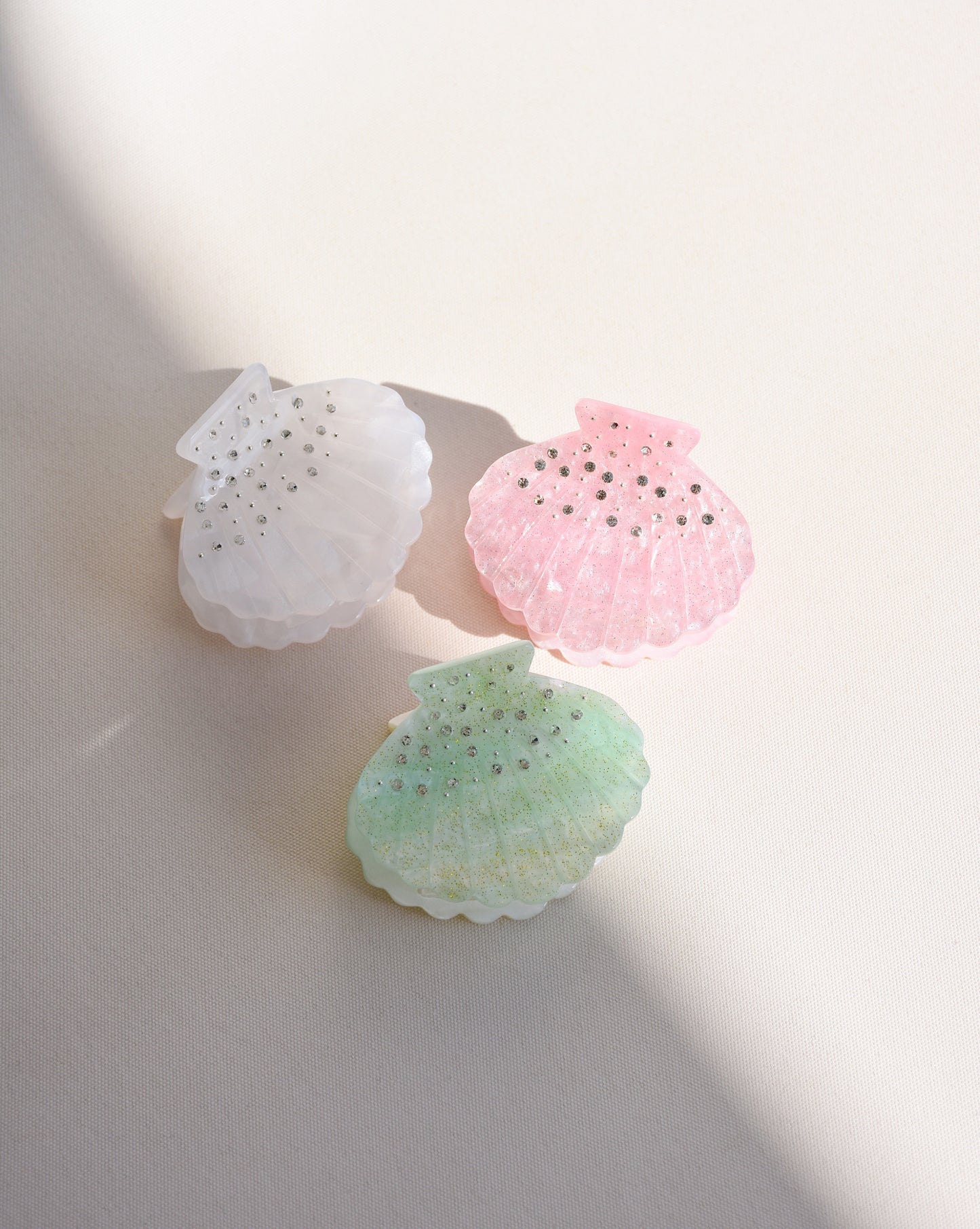 Clip de concha con pequeños cristales