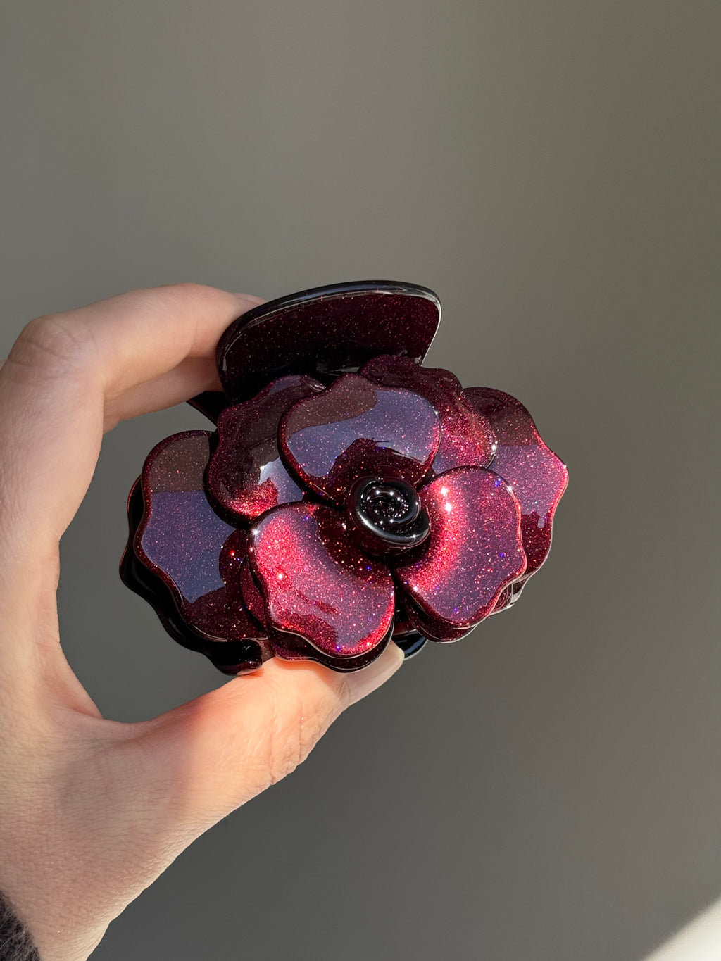 Pinza Grande de Rosa en Color Burdeos