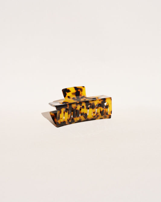 Pinza de Pelo Mediana No.1 en Color Carey Oscuro