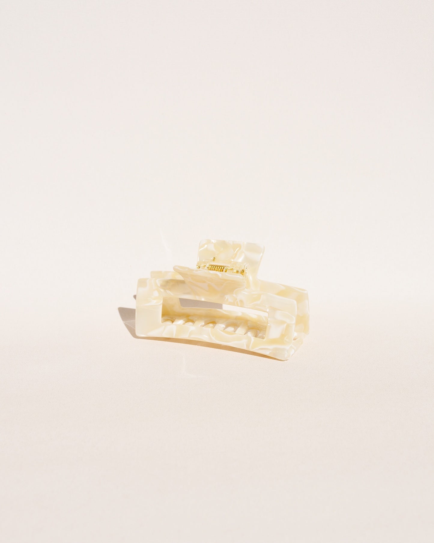 Medium Hair Claw No. 1 in Ivory