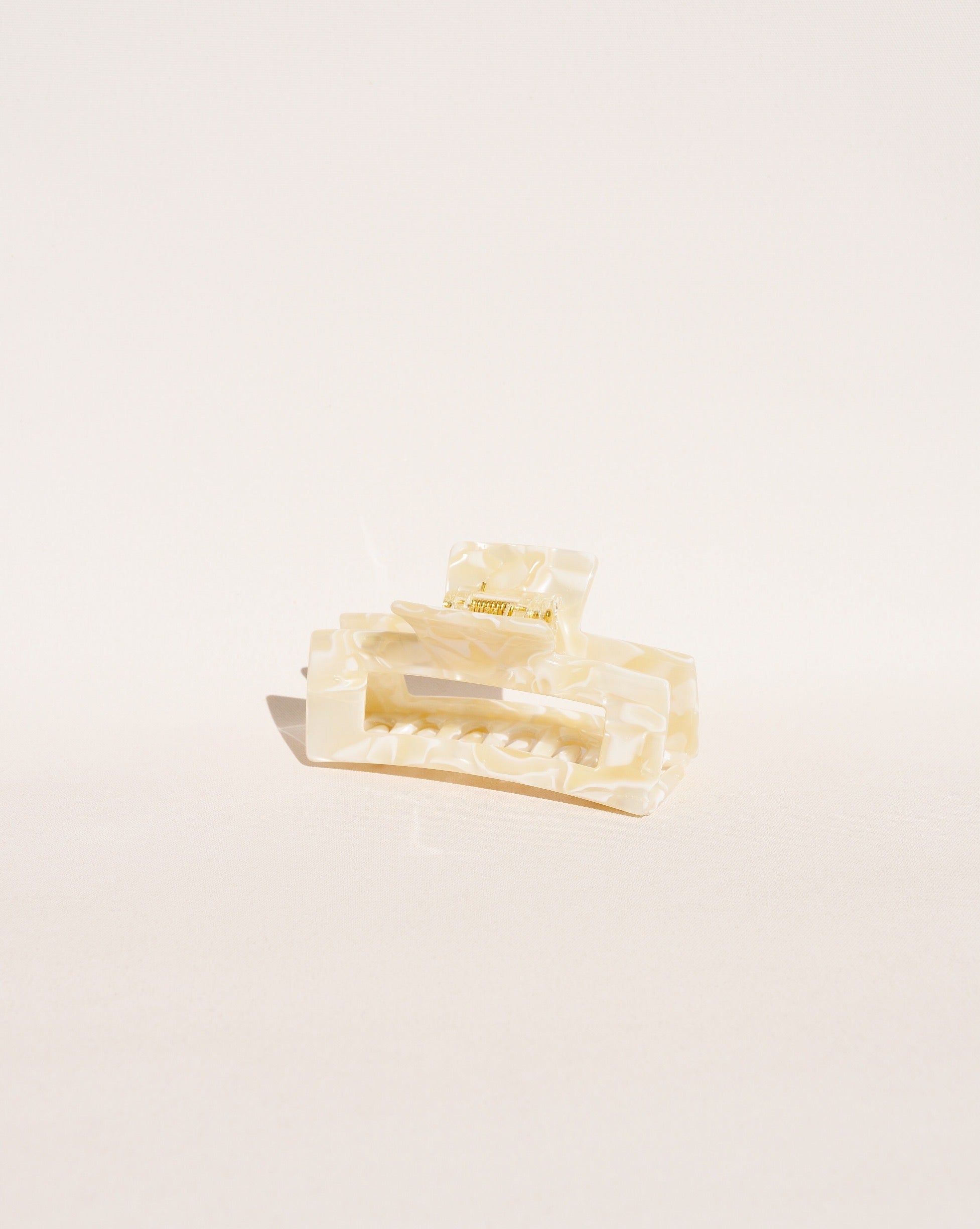 Medium Hair Claw No. 1 in Ivory