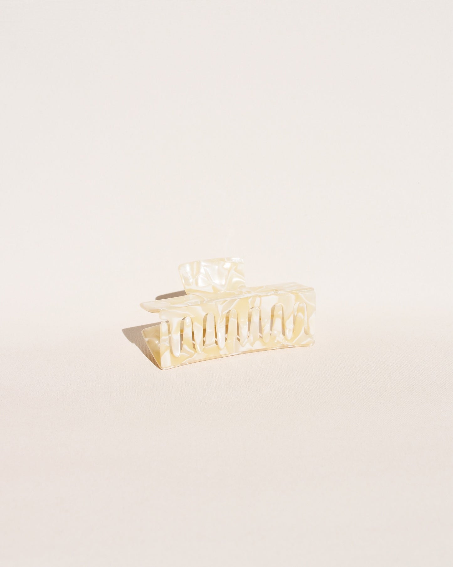 Medium Hair Claw No. 1 in Ivory