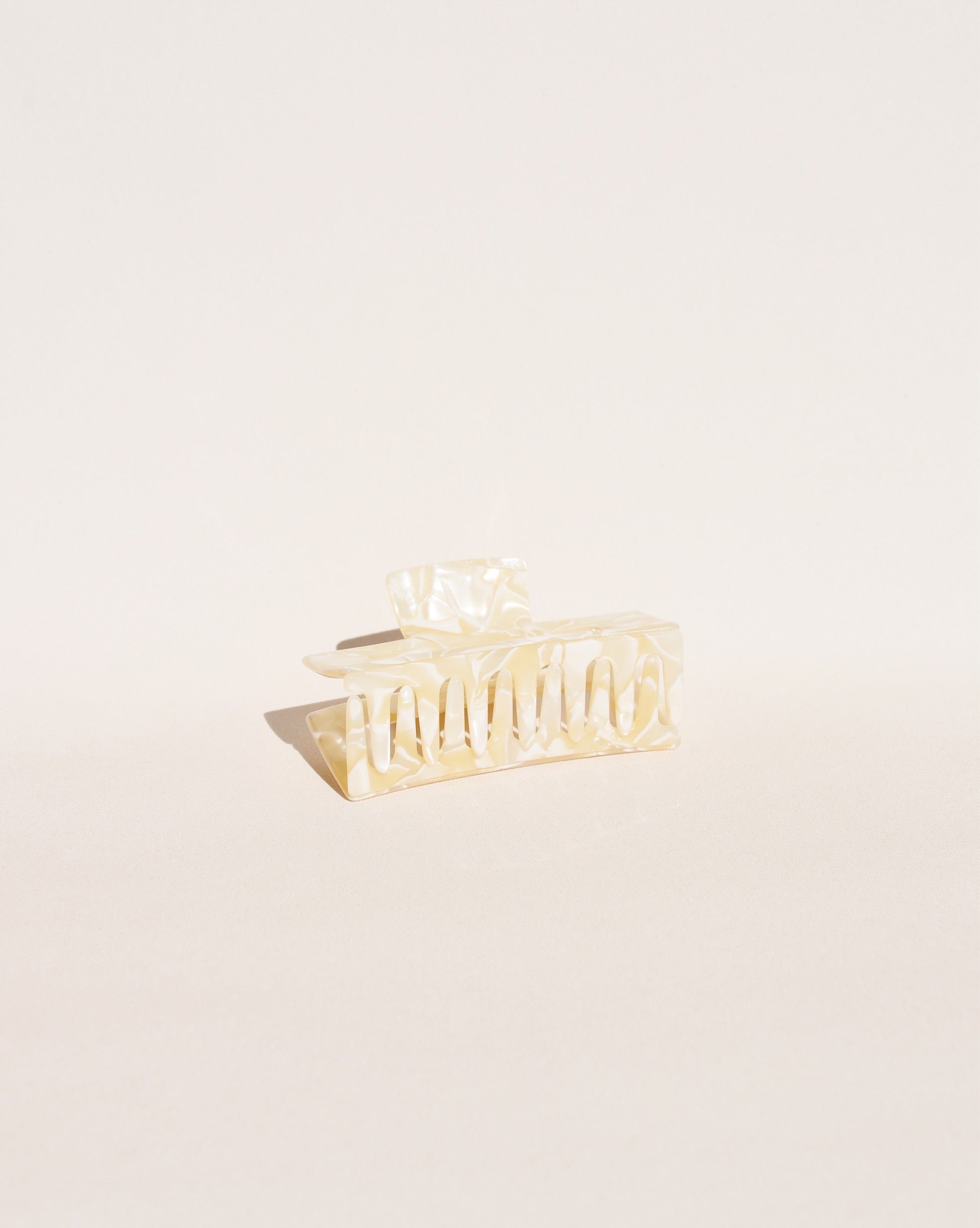 Medium Hair Claw No. 1 in Ivory