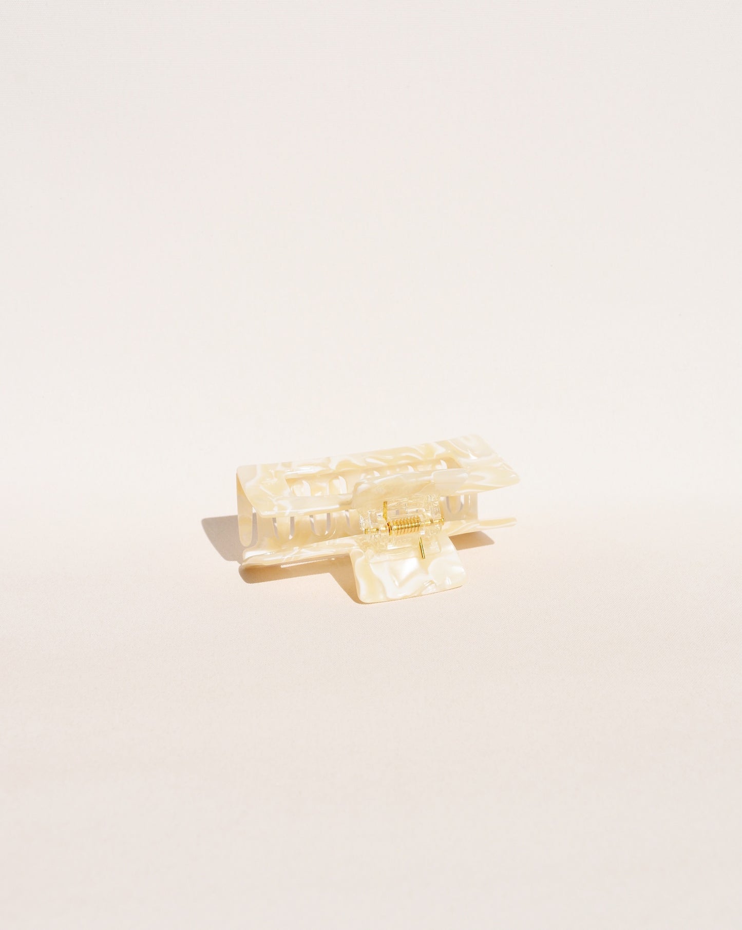 Medium Hair Claw No. 1 in Ivory
