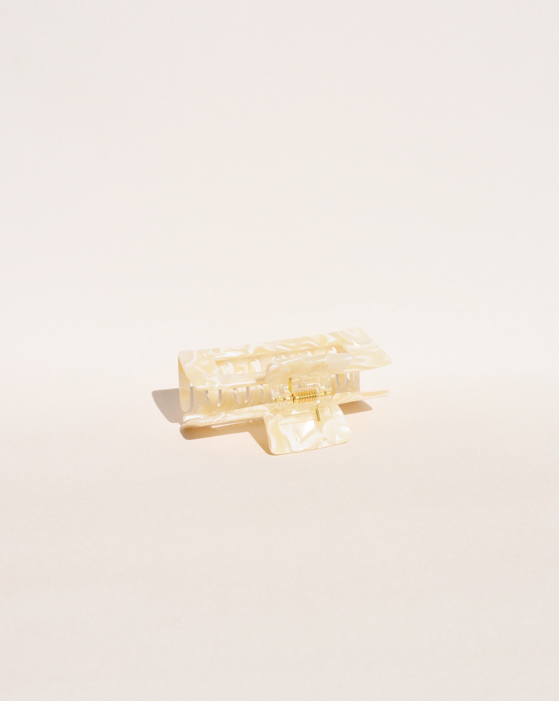 Medium Hair Claw No. 1 in Ivory