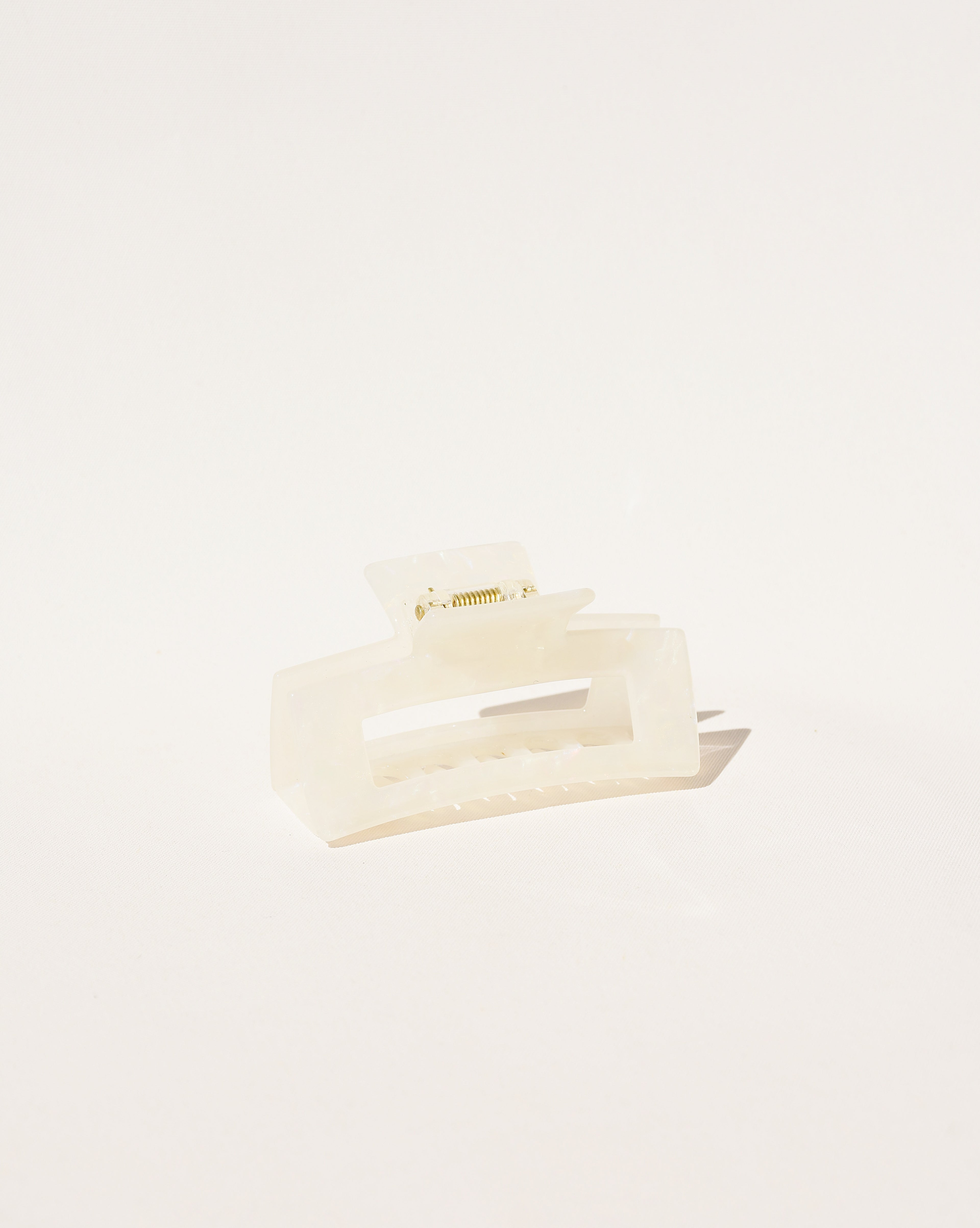 Medium Hair Claw No. 1 in Iridescent White
