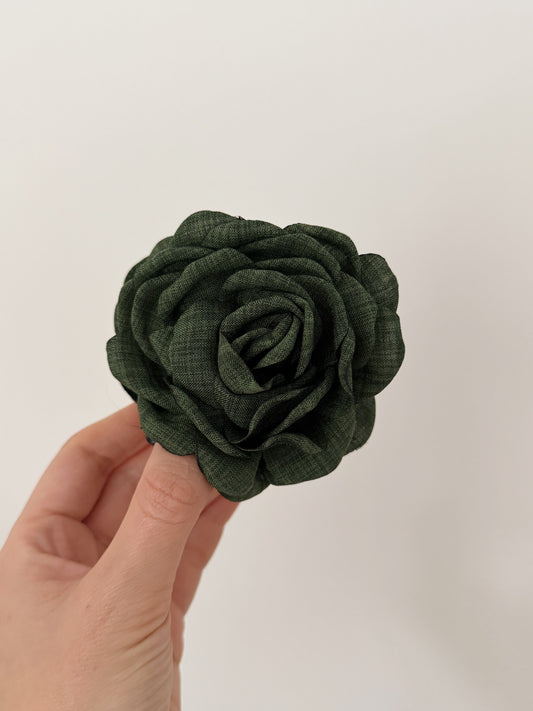 Pinza de Flor de Camelia en Color Verde Oscuro