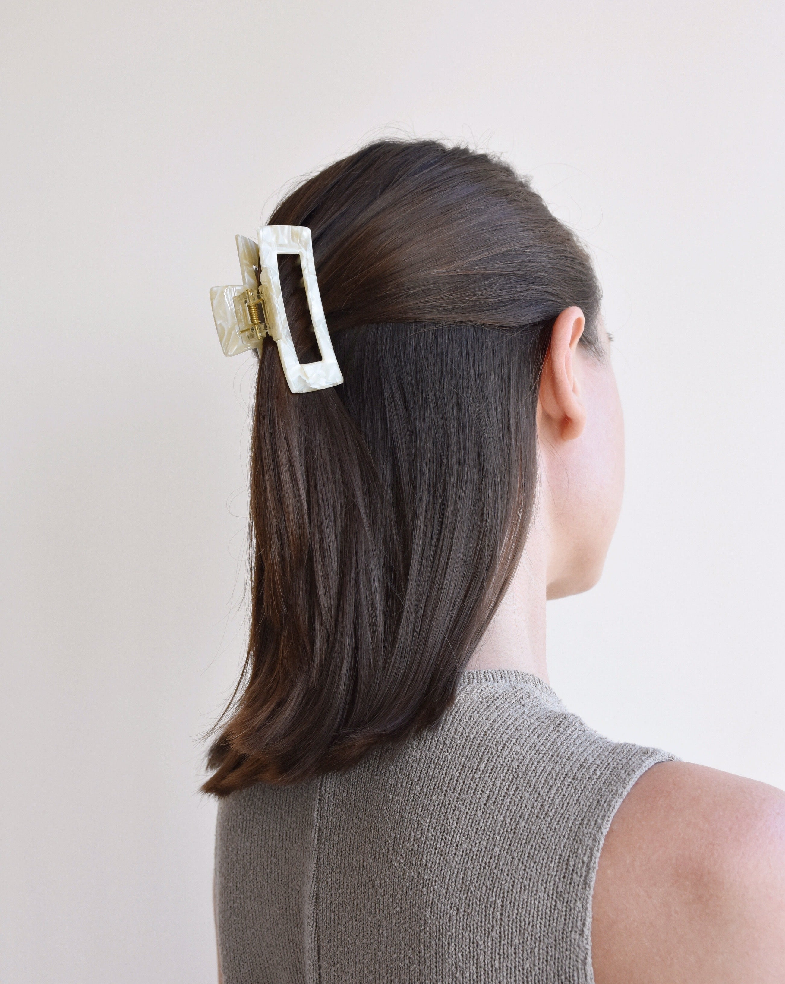 Medium Hair Claw No. 1 in Ivory