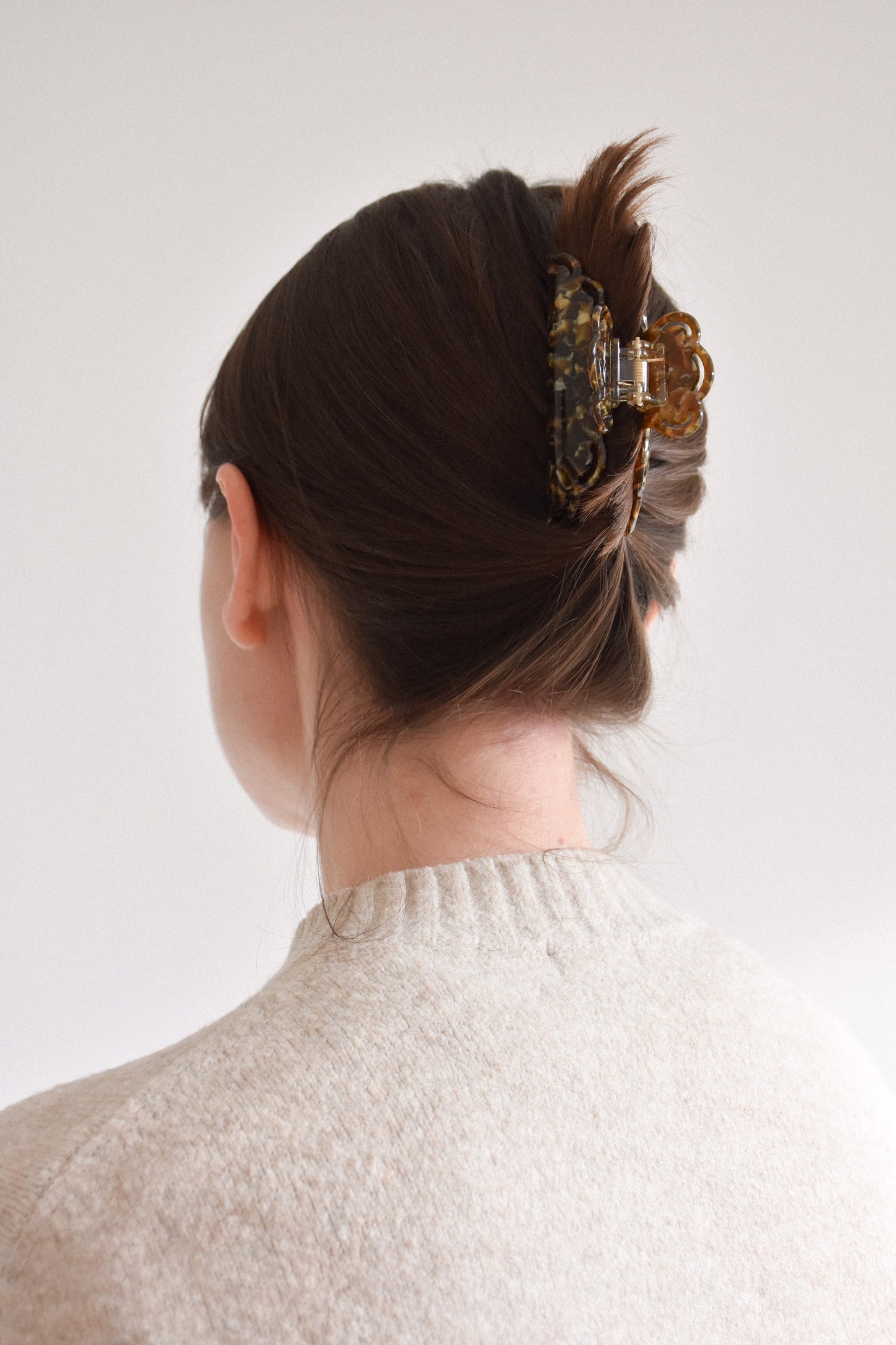 Wavy Claw Clip in Hazelnut Color