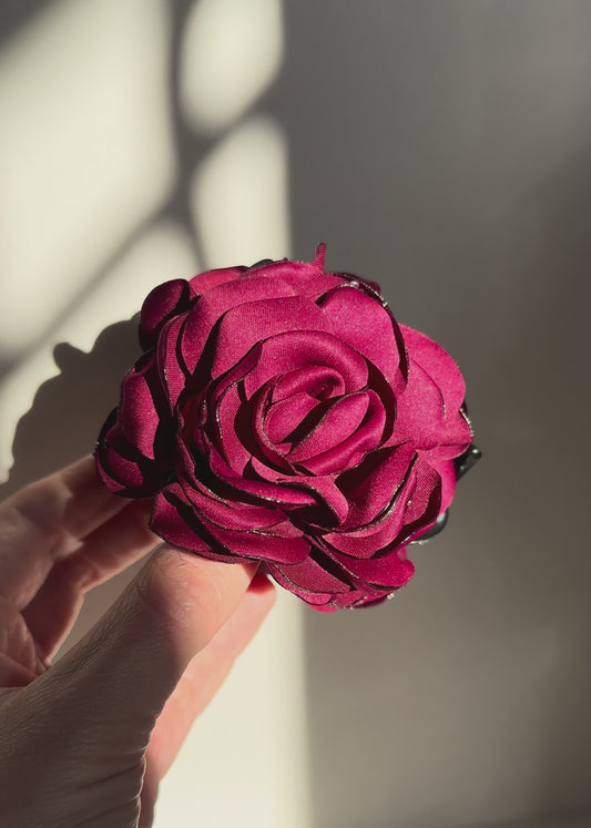 Pinza de Flor de Camelia en Satén Color Burdeos