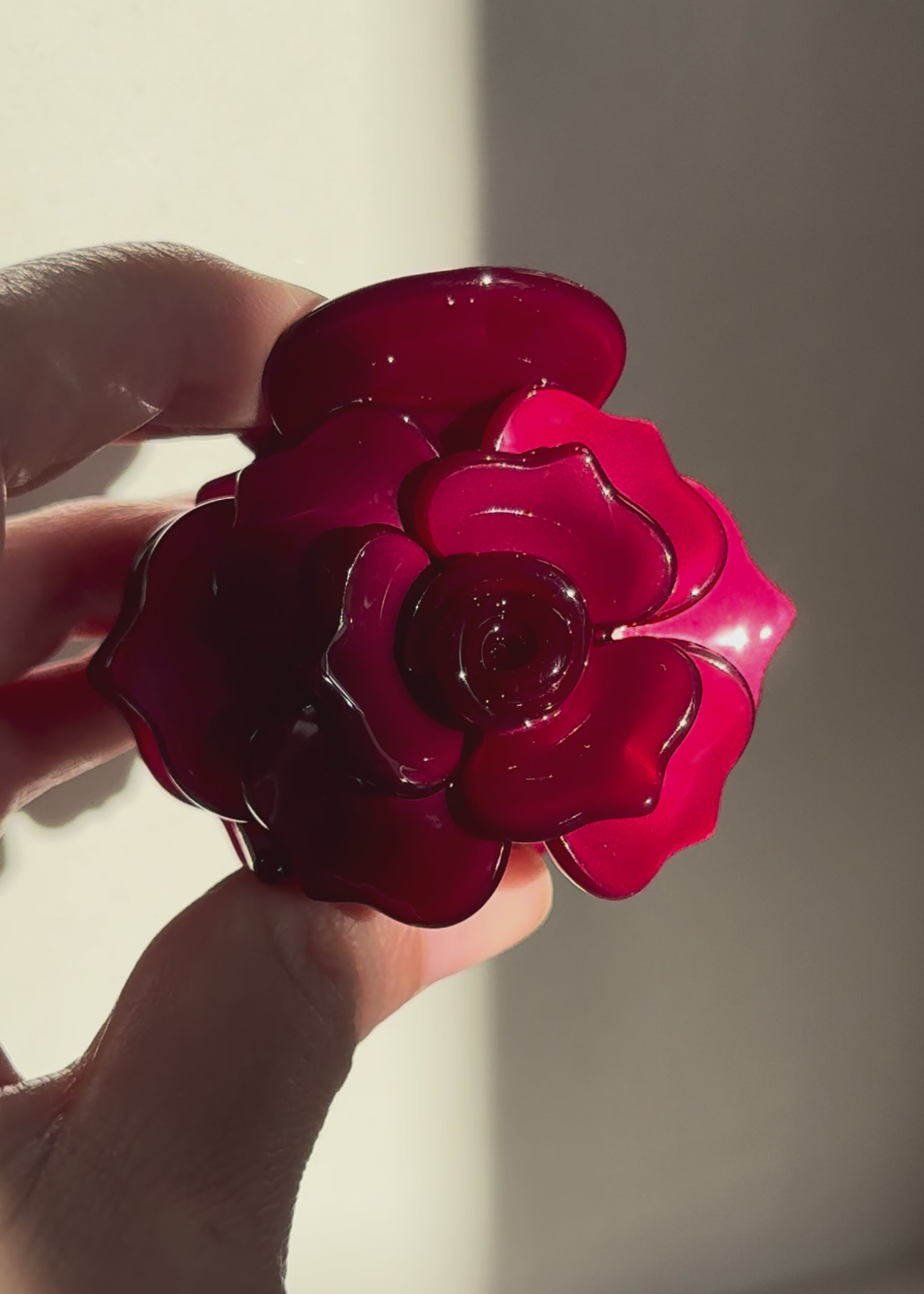 Pinza de Flor de Rosa en Color Cereza 