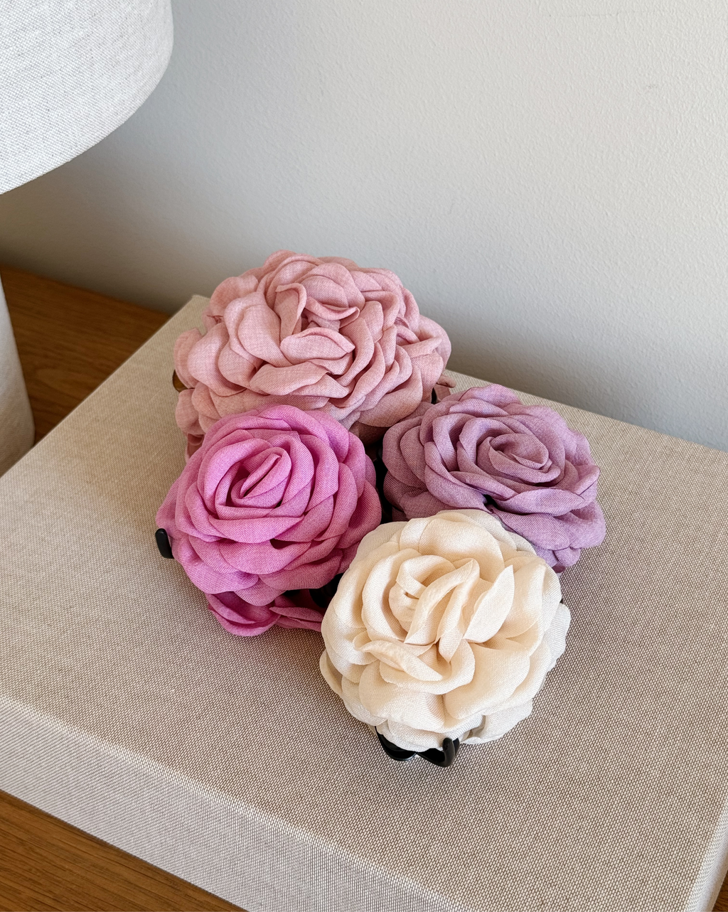 Pinza de flor de camelia en tonos rosados