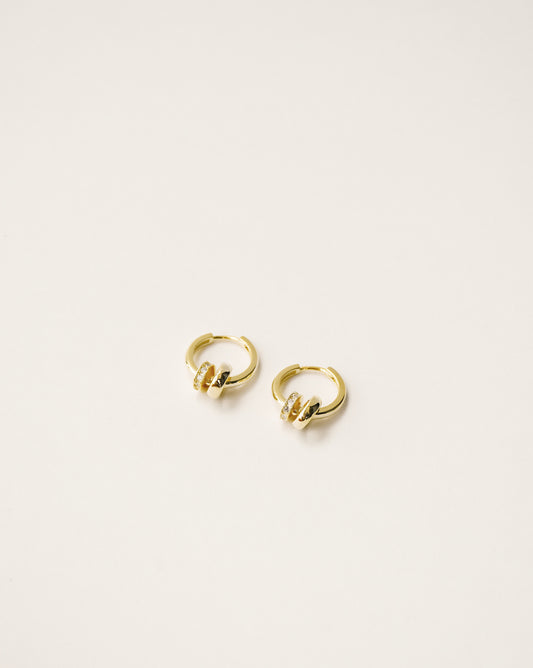 Mini pendientes de aro con dijes redondos