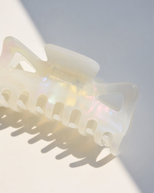 Pinza clásica de garra en blanco iridiscente