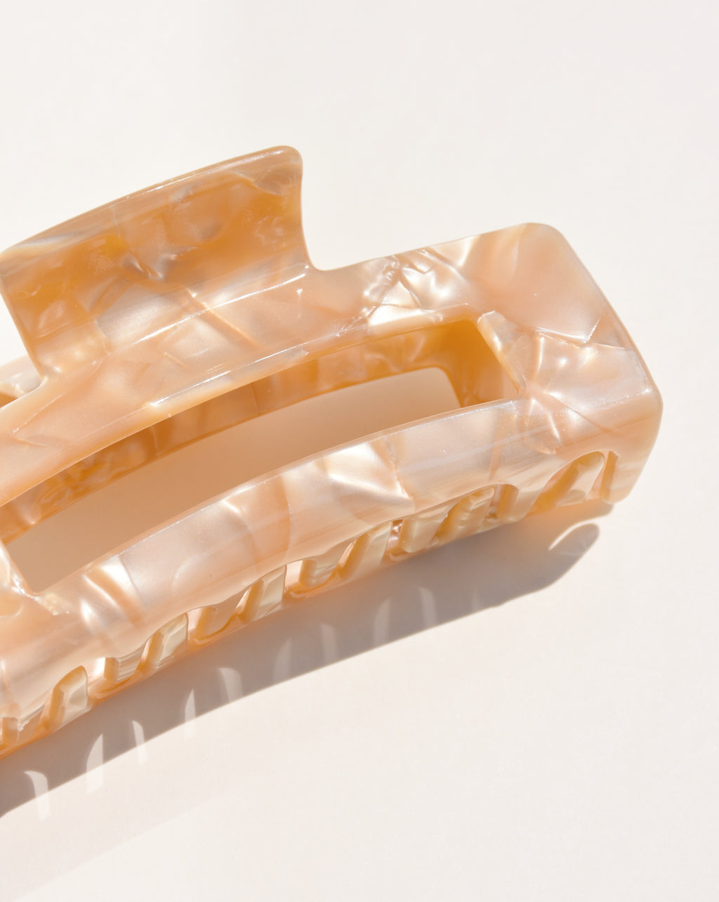 Grande Hair Claw in Pink Nacre