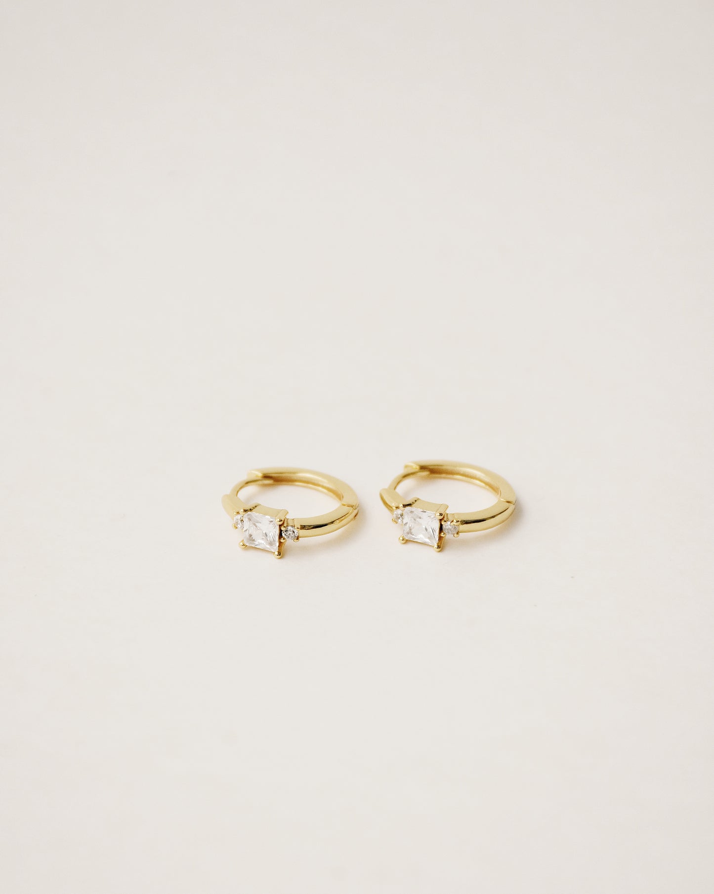 Pendientes de aro con triple gema