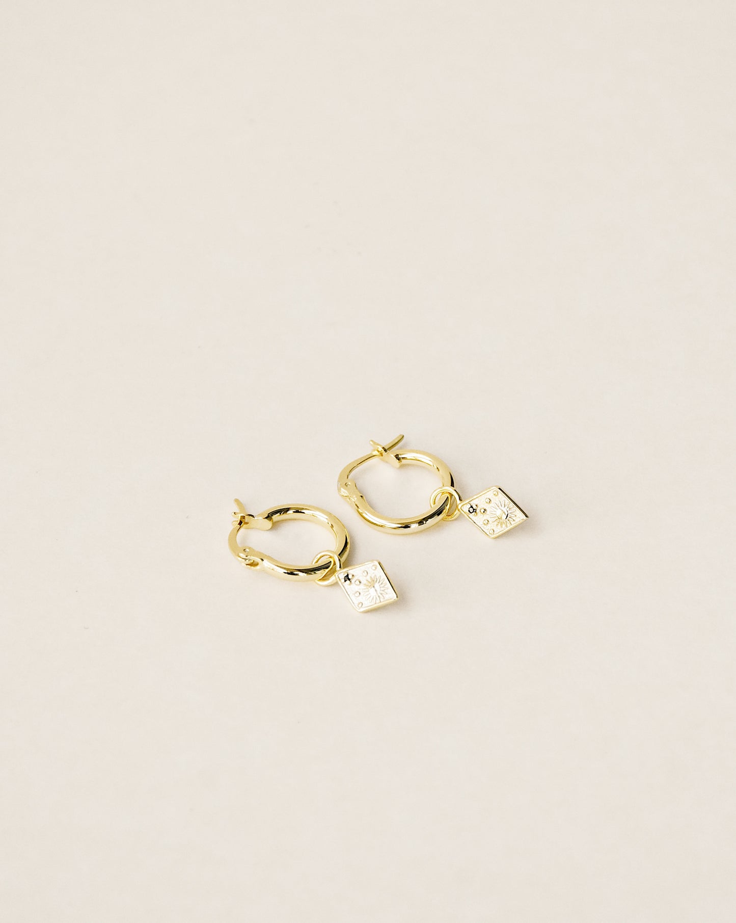 Pendientes de aro con dije celestial de ónix