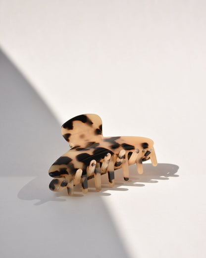 Midi Hair Claw in Light Tortoiseshell