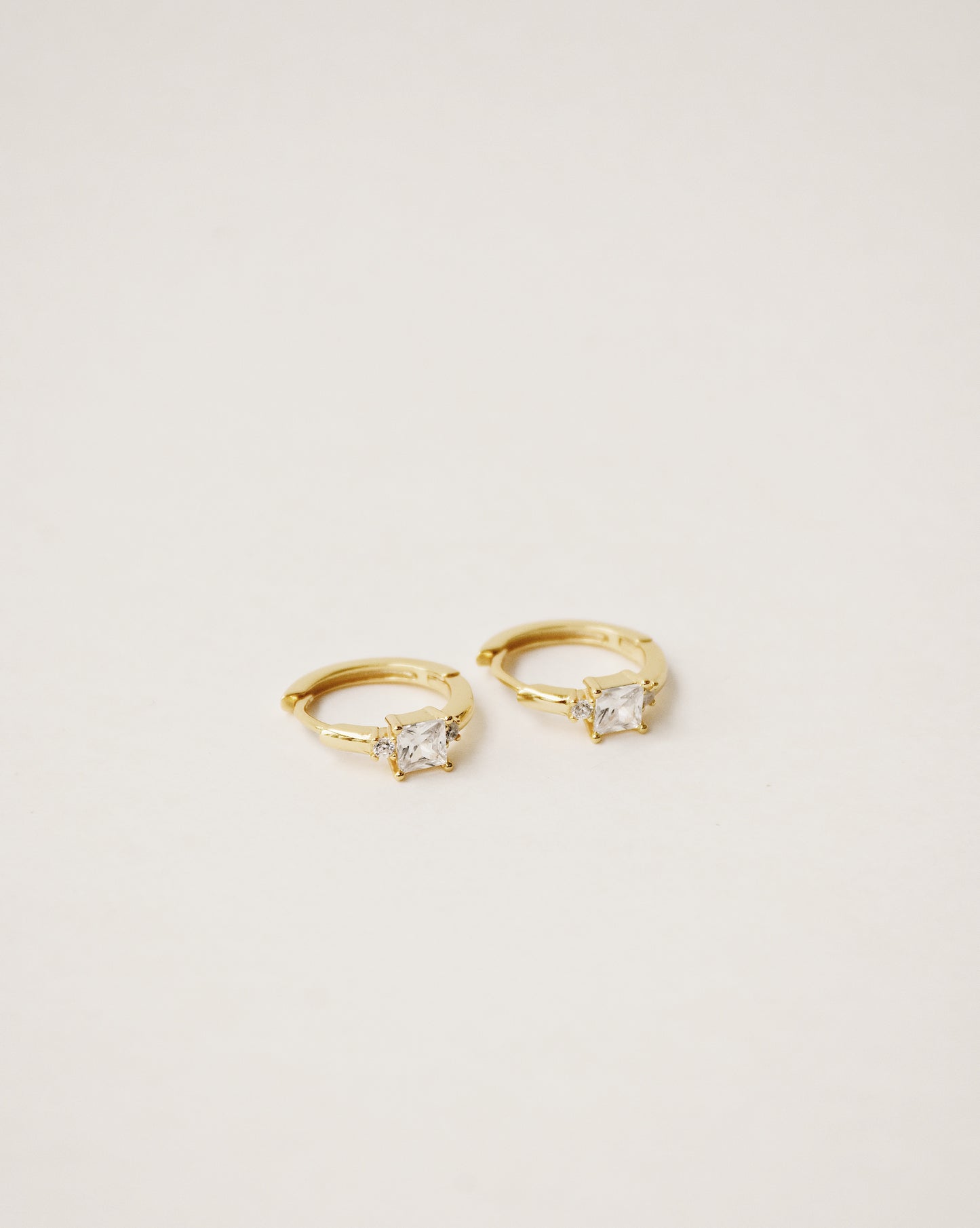 Pendientes de aro con triple gema