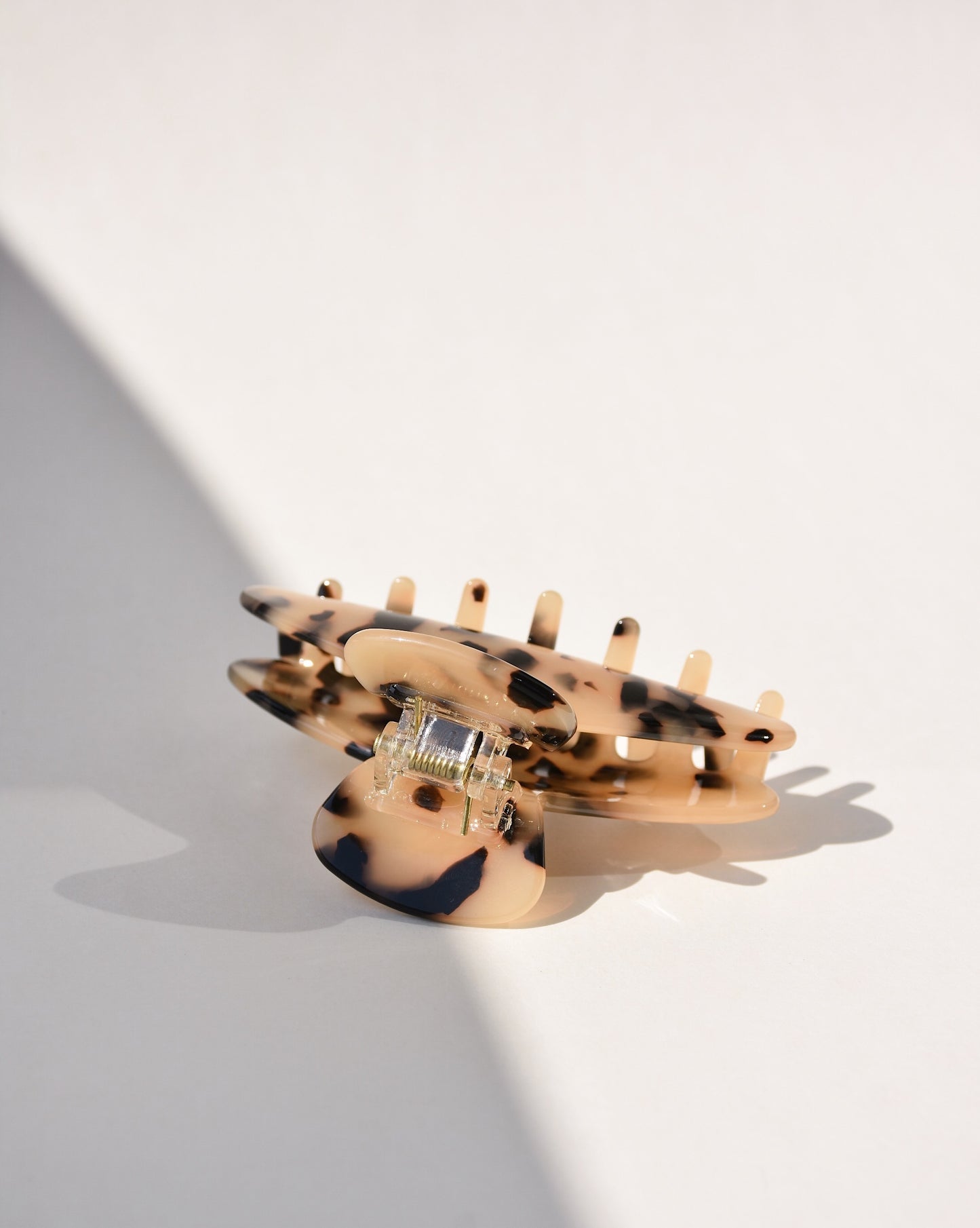 Midi Hair Claw in Light Tortoiseshell